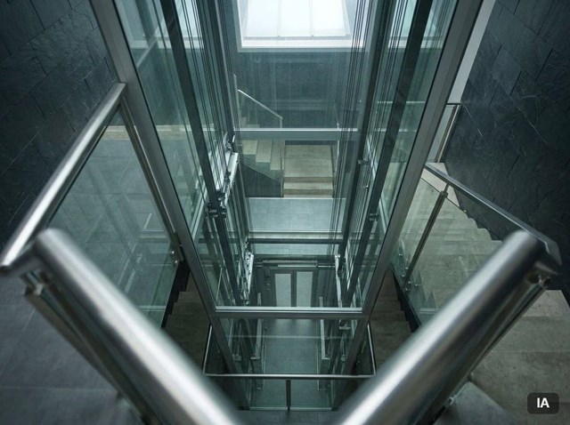 Gane luz sin perder seguridad instalando acristalamiento de ascensores en A Coruña - Imagen 1