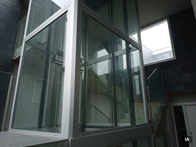Gane luz sin perder seguridad instalando acristalamiento de ascensores en A Coruña