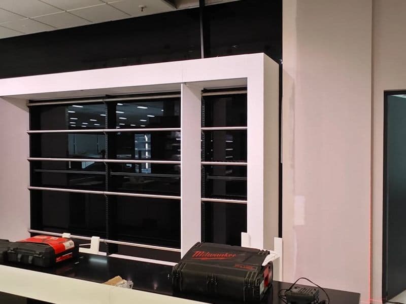 Cerramiento de vidrio con perfilería de aluminio en escaparate