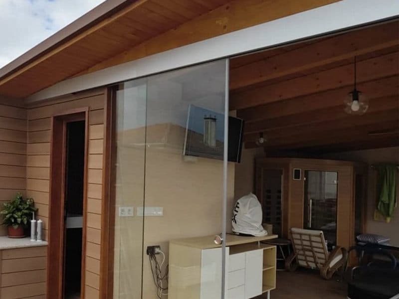 Cerramiento de vidrio integrado en estructura de madera