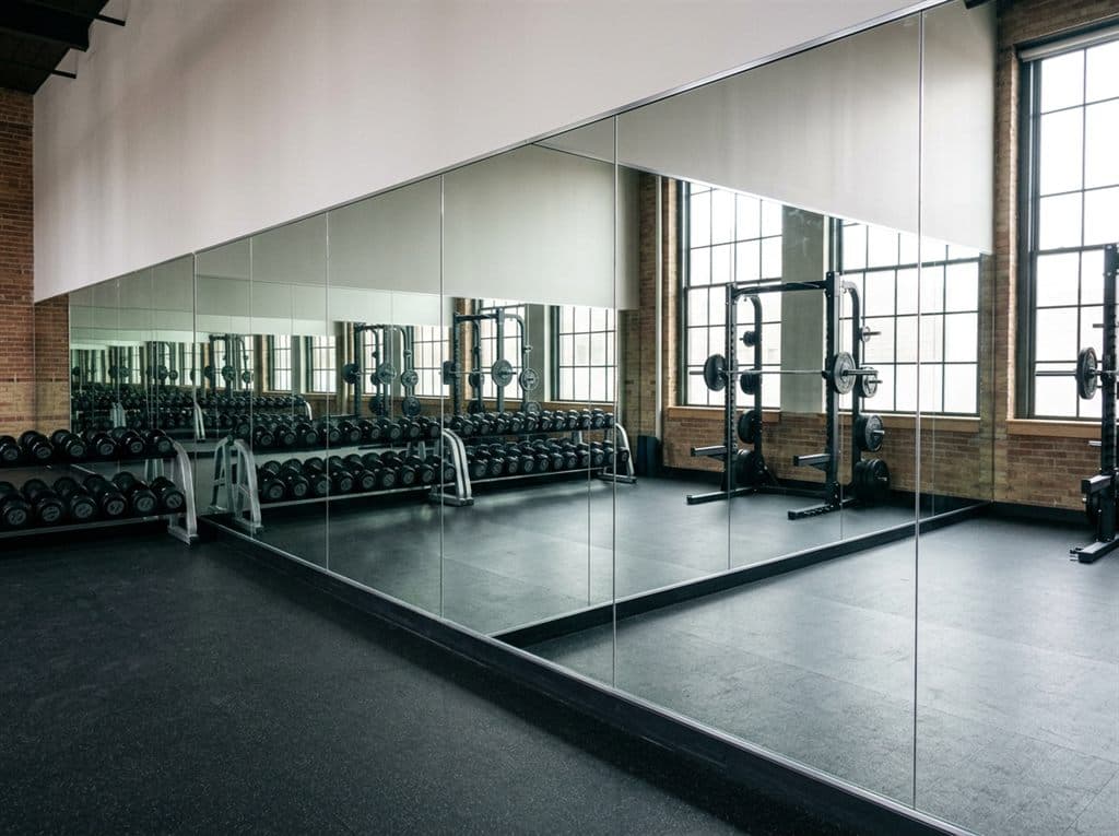 Espejo continuo de pared a pared instalado en un gimnasio de A Coruña