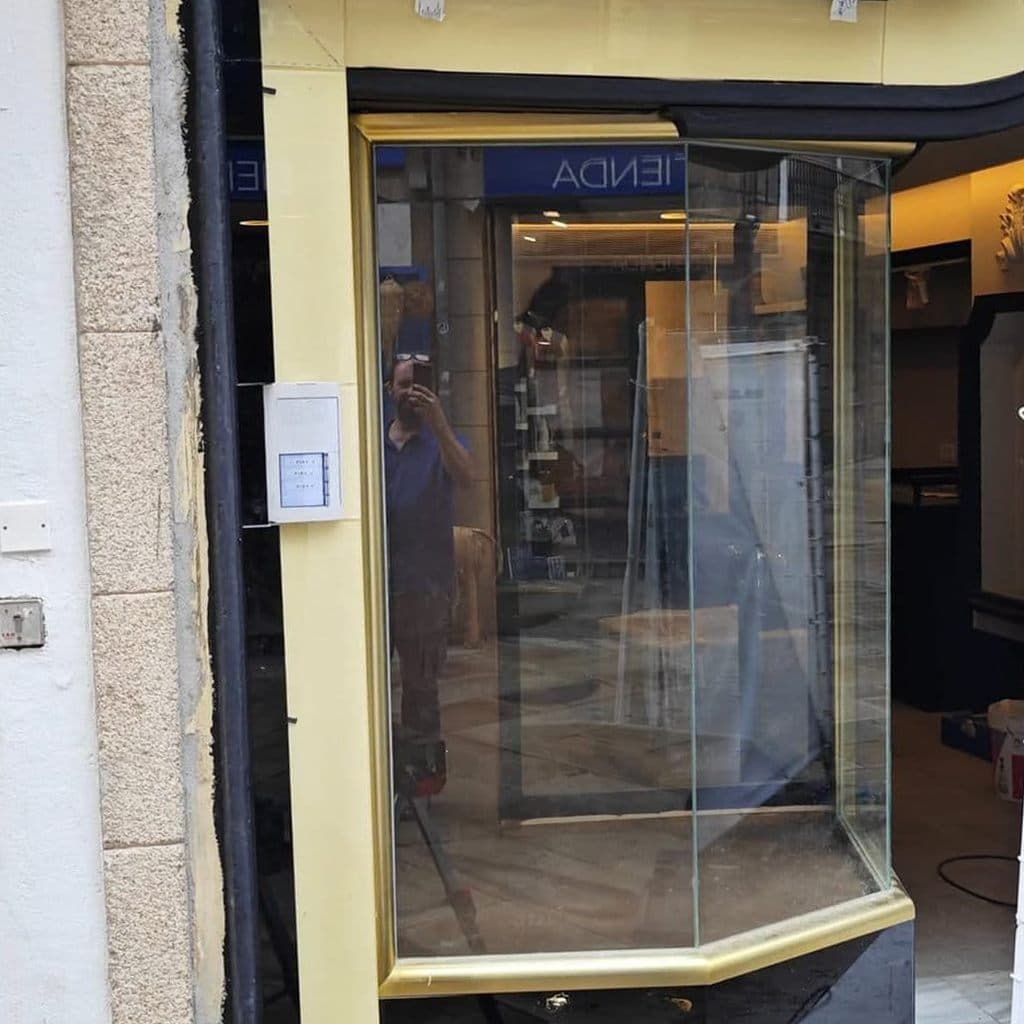 Fabricación de cerramientos de vidrio en el taller de Cambre