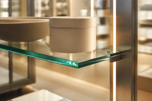Su producto se ve mejor tras una vitrina de cristal a medida en A Coruña - Imagen 1
